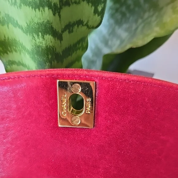 CHANEL Suede Red Shoulder Bag with Gold Hardware and Quilted Design - Picture 8 of 17